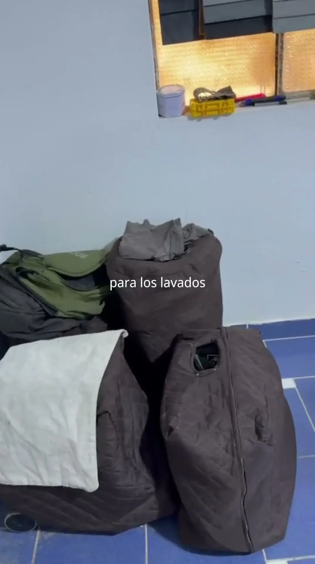 Interior del taller de Nova Hogar en Los Olivos con telas y máquinas de coser