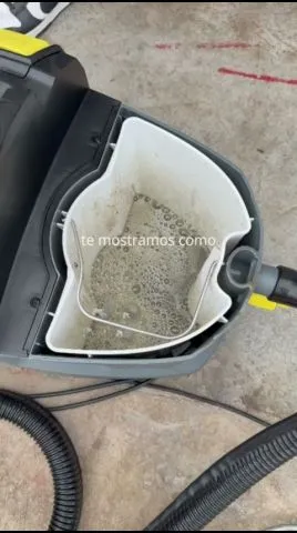 Extracción del agua sucia de un mueble durante el lavado a vapor