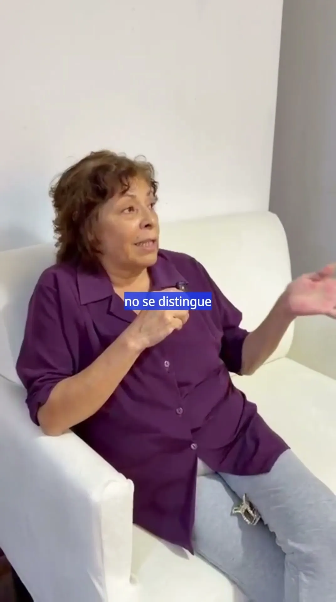 Cliente mostrando su sofá con la funda a medida ya instalada