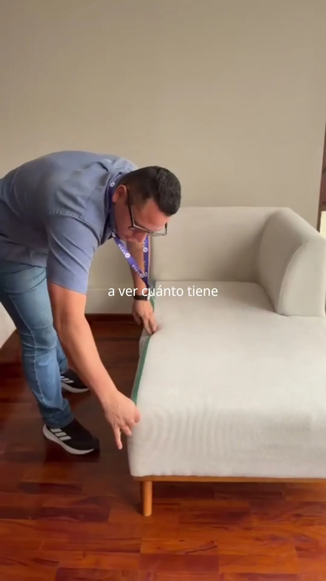 Toma de medidas de un juego de sala en un departamento de Jesús María