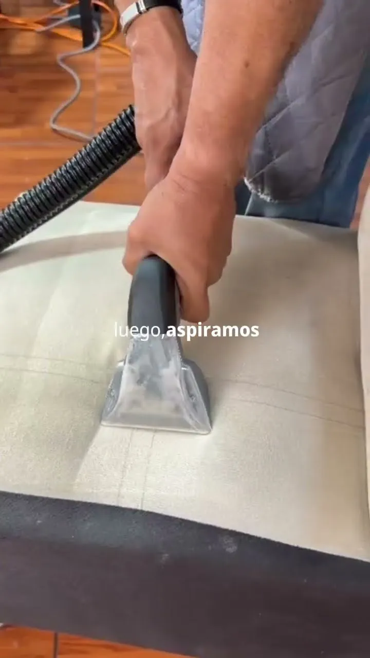 Lavado a vapor de un sofá a domicilio con máquina inyección-extracción