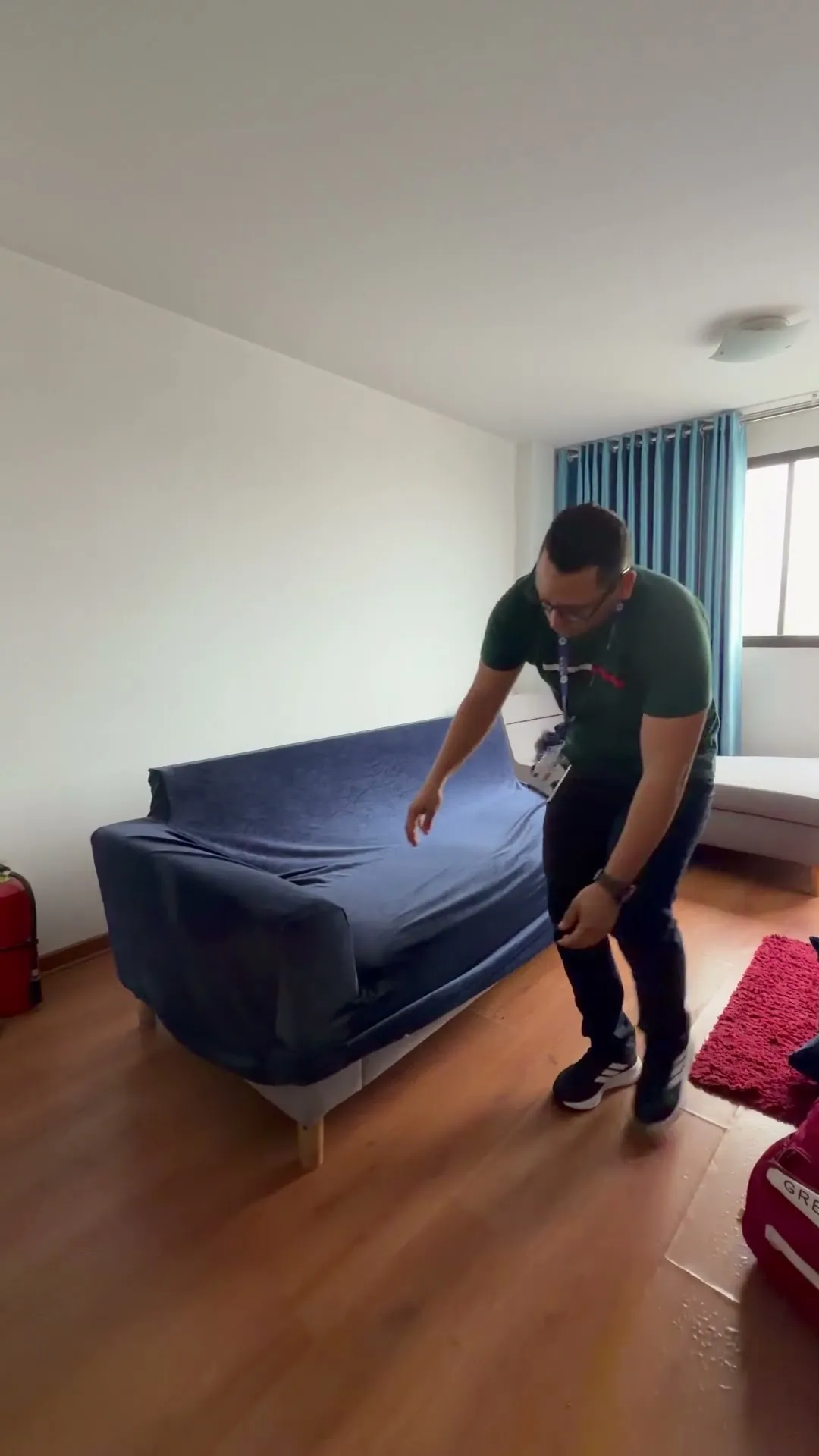 Juego de sala con fundas azules a medida recién colocadas