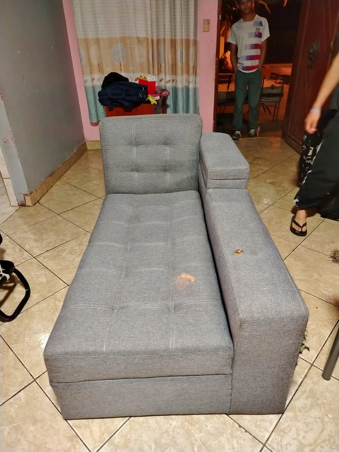 El mismo chaise longue gris limpio y como nuevo después del lavado a vapor