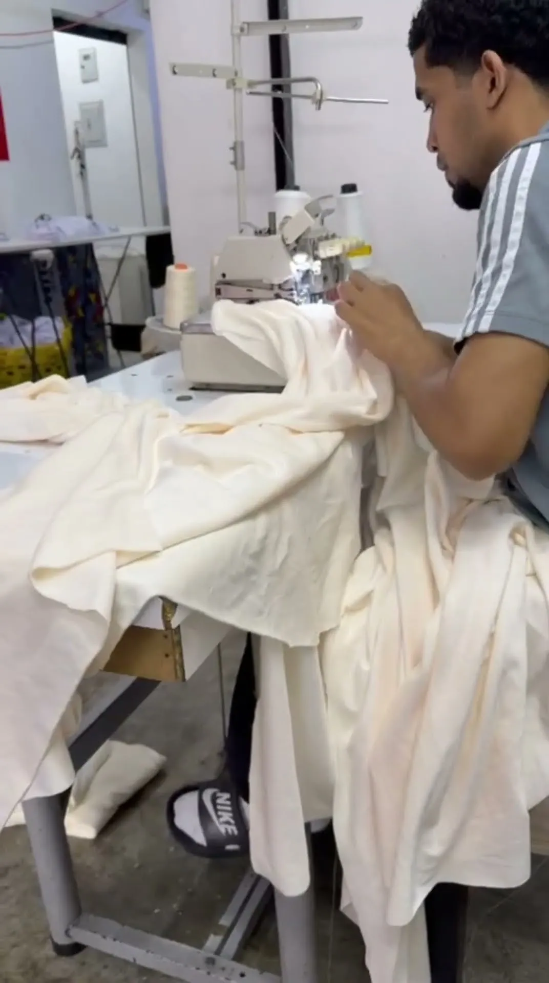 Confección de fundas a medida sobre la mesa de corte del taller de Nova Hogar