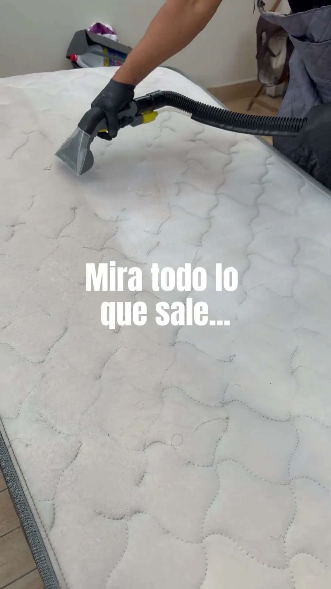 Mueble a medio lavar con la mitad sucia y la mitad ya limpia