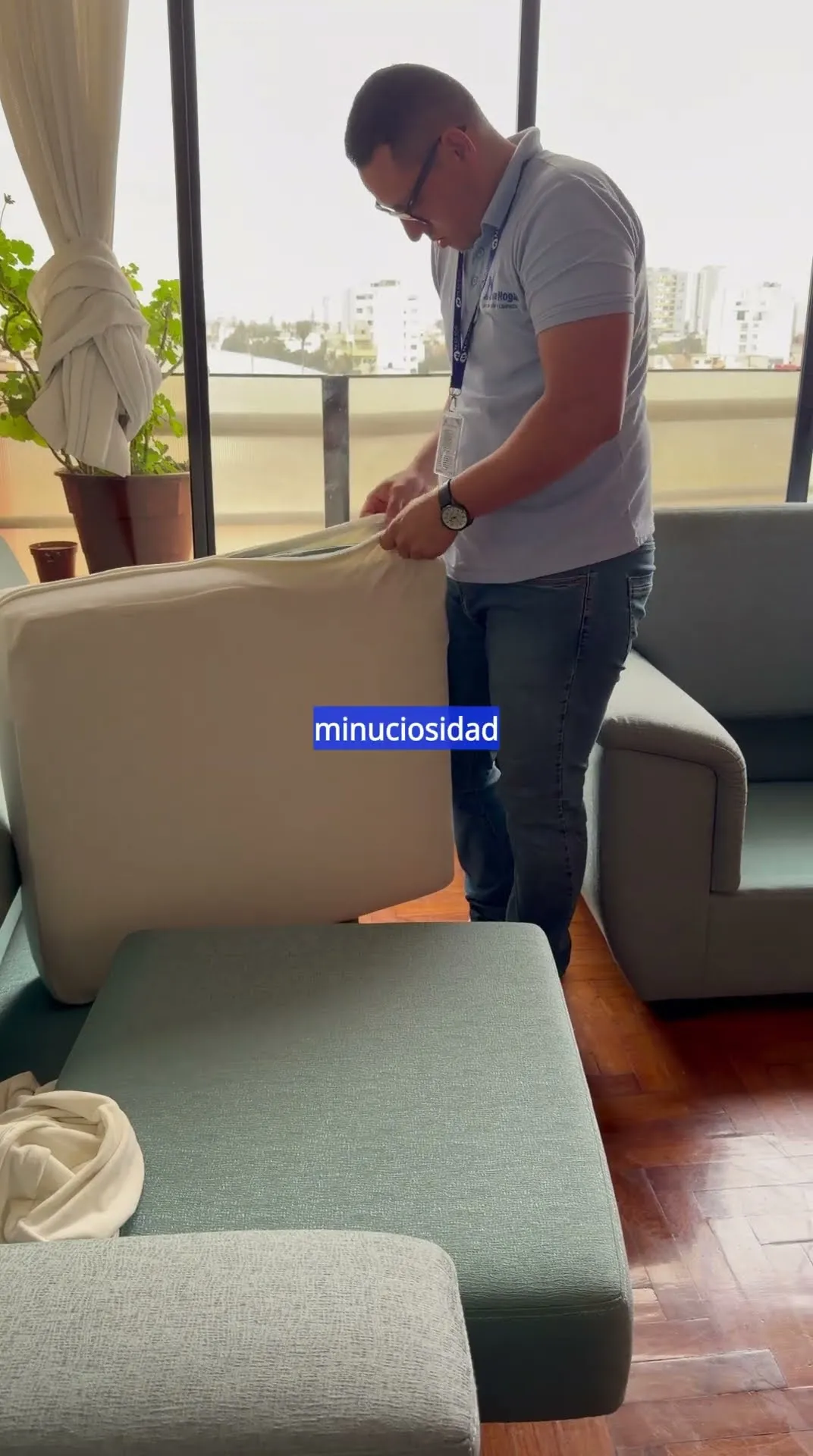 Clienta de Nova Hogar comentando el resultado de sus fundas a medida